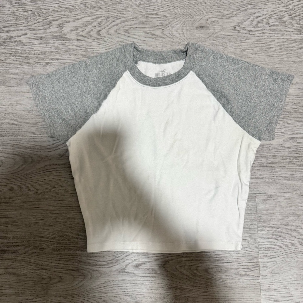 Hollister White and Gray Short Sleeve Tee size small